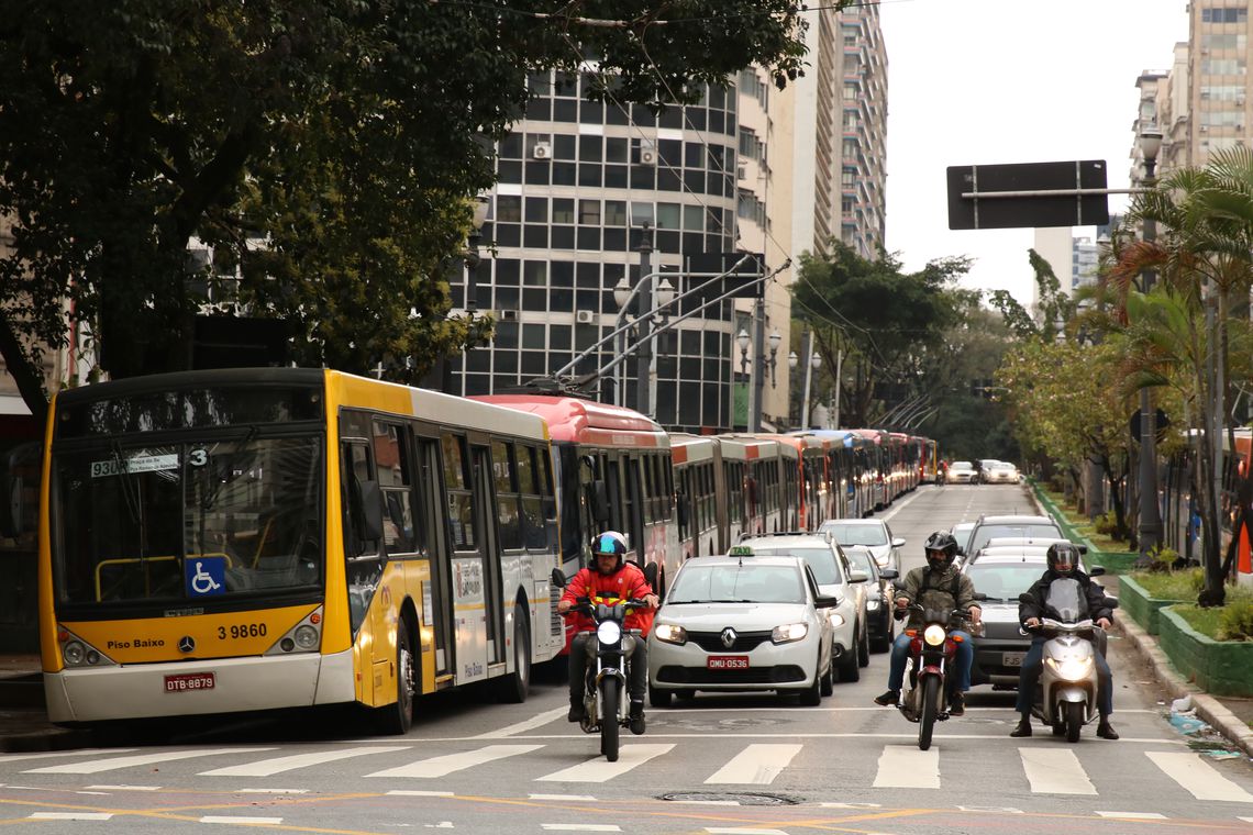 A população como um todo se beneficia da redução de tarifa do transporte público, diz assessora do Inesc
