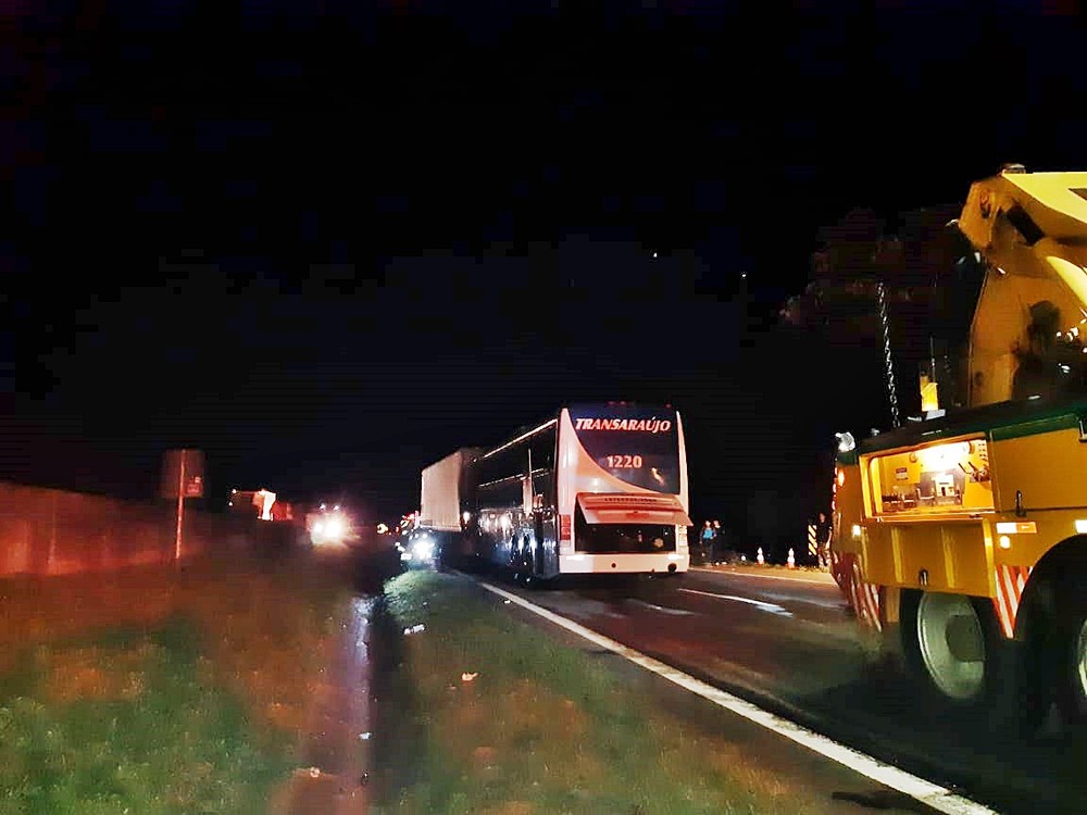 Acidente envolveu quatro veículos e deixou seis mortos na Fernão Dias em MG