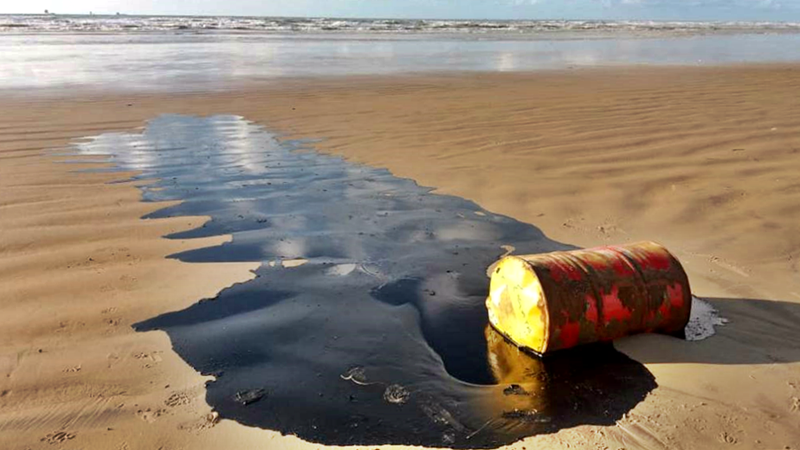 Barril com óleo derramado encontrado em Barra dos Coqueiros (SE)