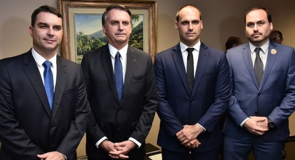 Bolsonaro e os 3 filhos, para quem o Major Olímpio sugere 3 embaixadas por 3 anos