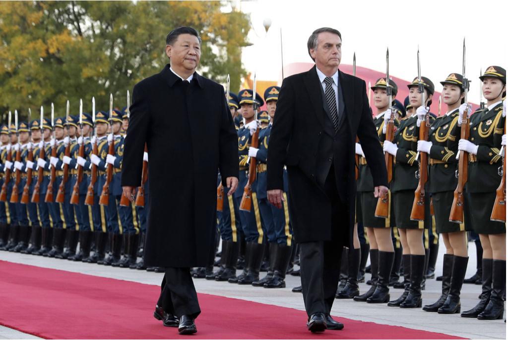 Bolsonaro passou em revista às tropas ao lado do dirigente chinês Xi Jinping em Pequim