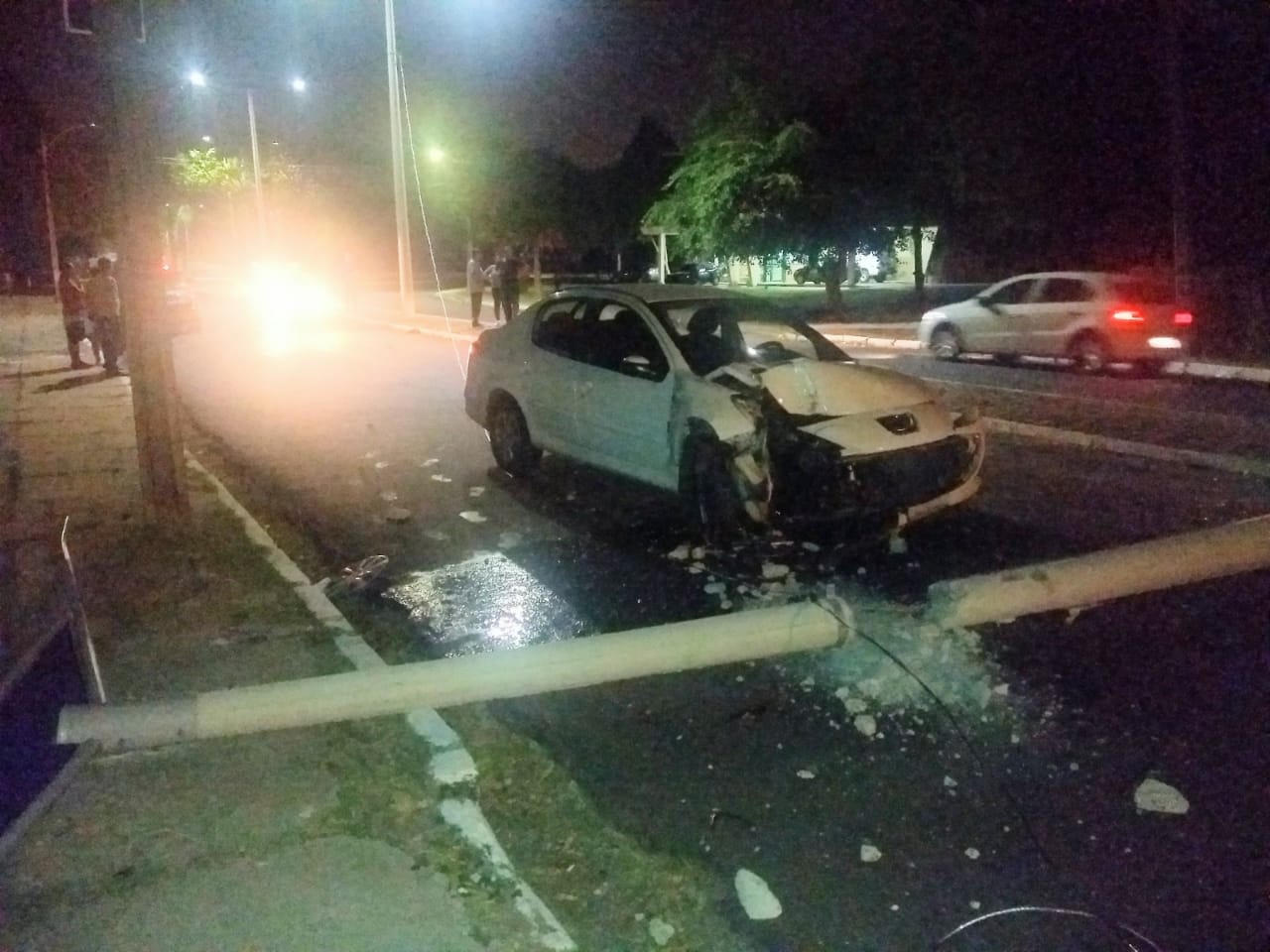 Carro derruba poste após colisão próximo à UFPI