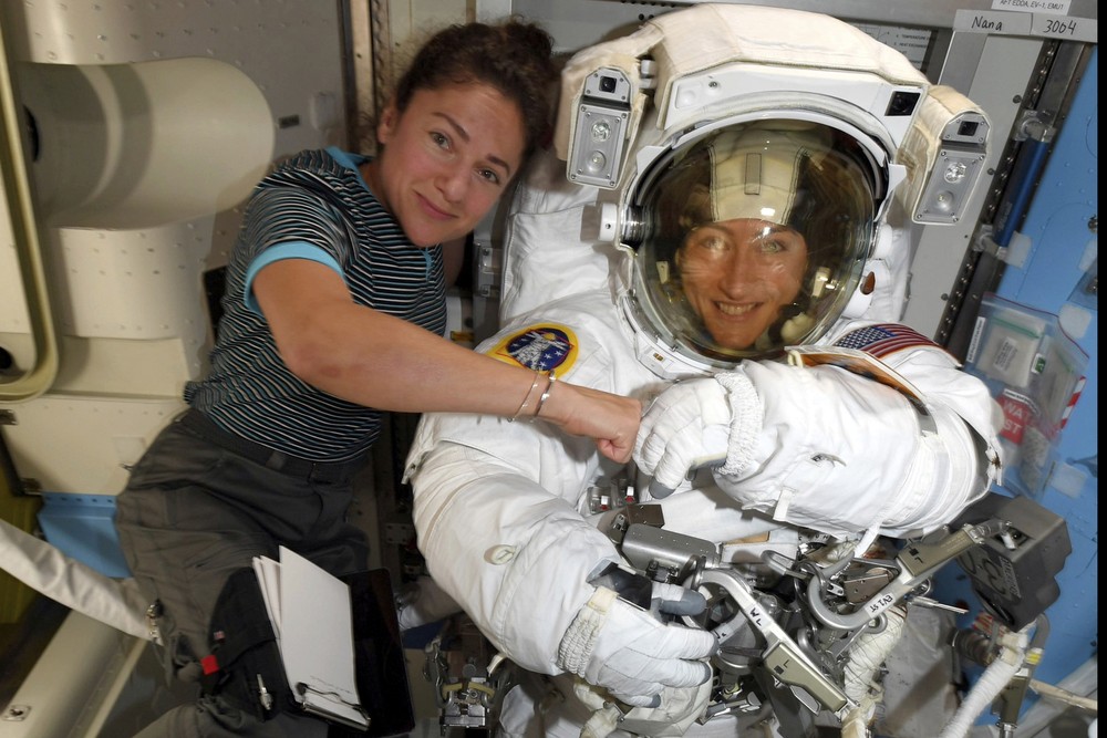 Christina Koch (dir.) e Jessica Meir posam para foto na Estação Espacial Internacional (ISS)