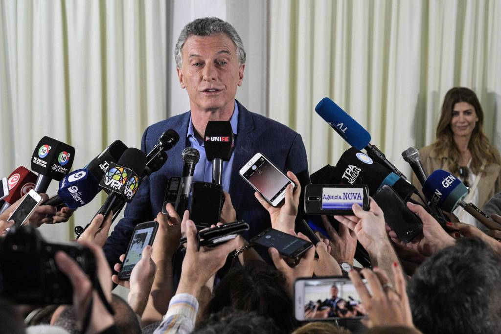 Macri - que após votar fala à imprensa ao lada da esposa, Juliana Awada  - que mais tarde reconheceria a derrota e convidou Fernandéz para um café