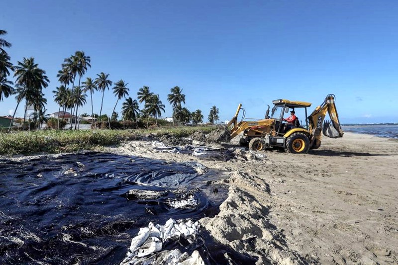 Mancha de óleo, bastante pesada, atingiu praia de Maragogi, em Alagoas