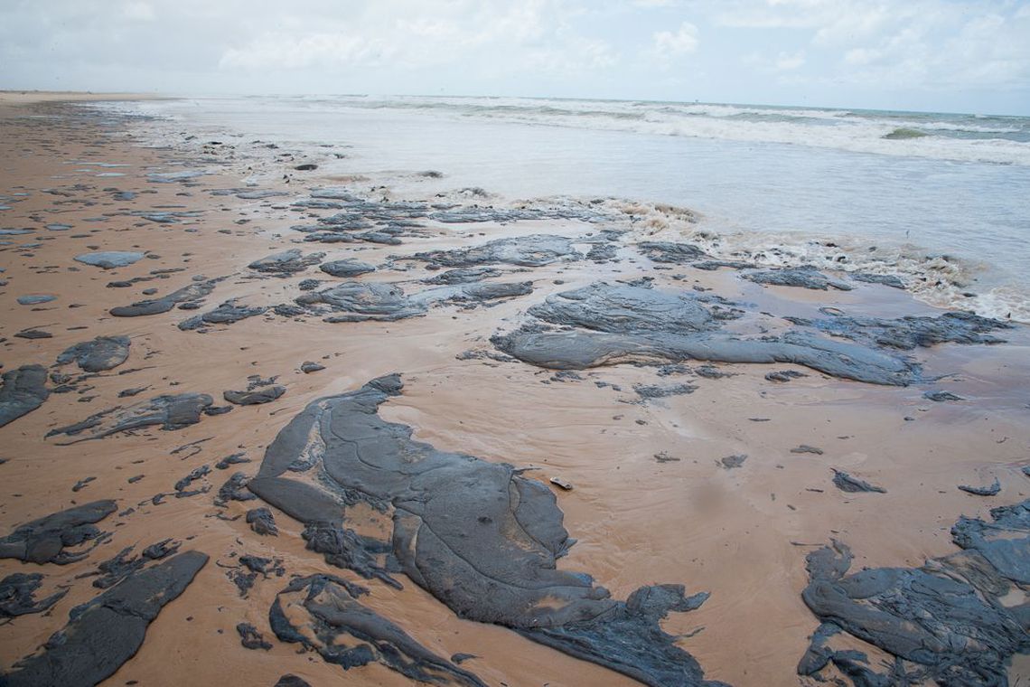Manchas de óleo atinge prais do Nordeste, na foto praia de Aracaju