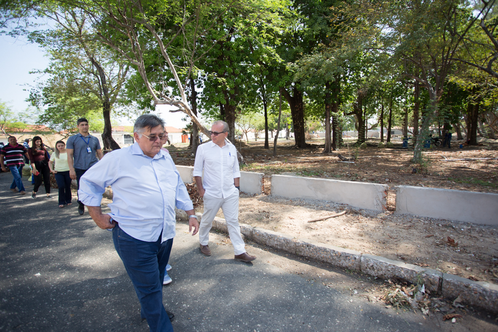 O prefeito de Teresina, Firmino Filho, visitou na manhã dessa terça-feira (29) obras que estão sendo construídas pela capital