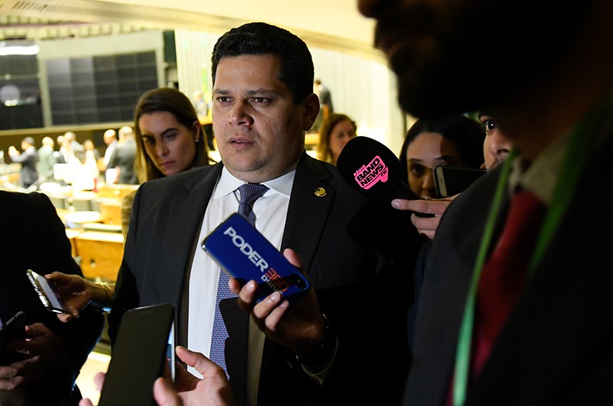 O presidente do Senado, Davi Alcolumbre, ao deixar a sessão do Congresso na noite de quarta-feira (2)