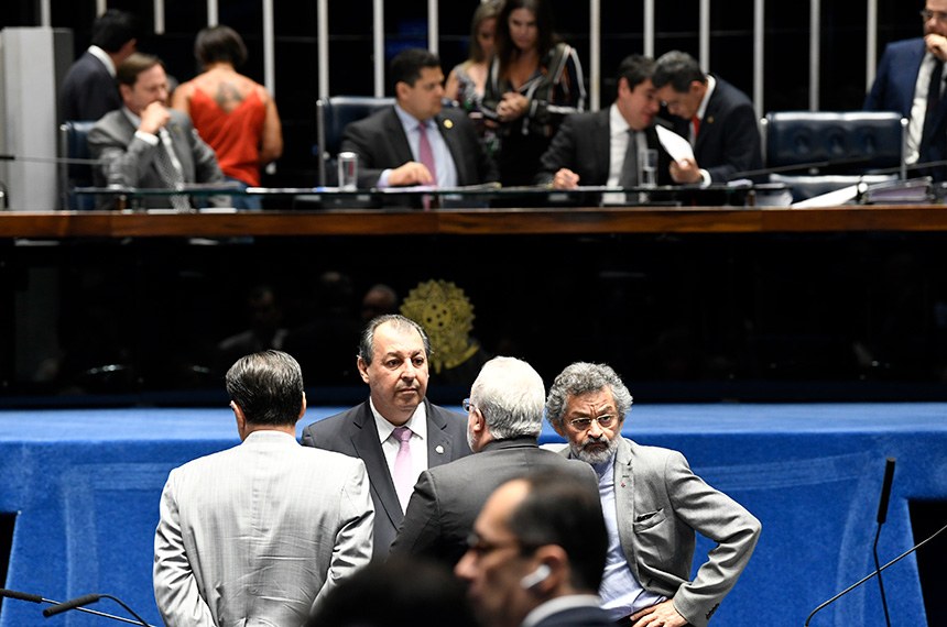 O senador Omar Aziz (em foco, na bancada do Plenário, no centro) é o relator da PEC