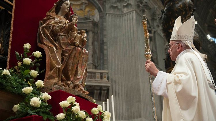 Papa Francisco ora perante a imagem de Nossa Senhora na Basílica Vaticana