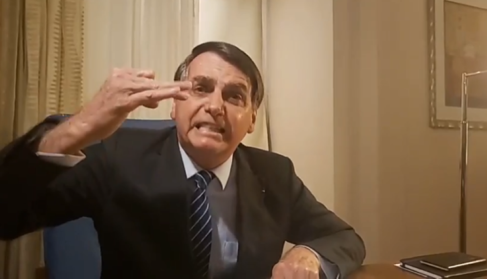 Presidente Bolsonaro - que bate forte na Globo em tom de indignação e de ameaça