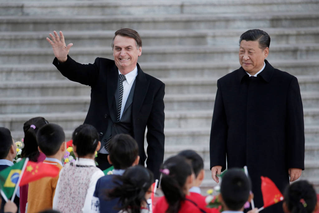 Presidente Bolsonaro saúda crianças chinesas ao lado de Xi Jimping