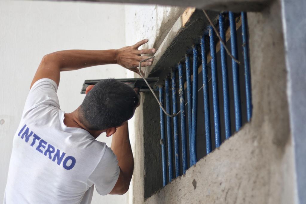 Presos pintando