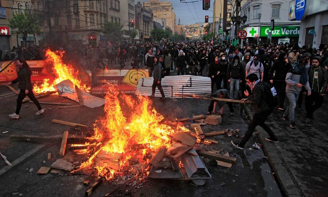 Protestos pegam fogo literalmente no Chile com Forças Armadas nas ruas