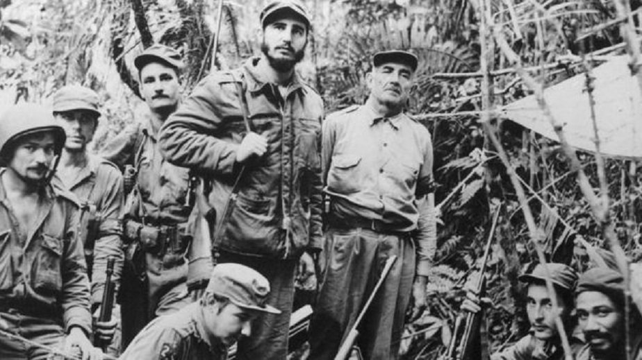 Um ano depois de ter visitado Nova York pela segunda vez, Castro, Che Guevara (2º à esq,) e um pequeno grupo de guerrilheiros tentaram tomar Cuba