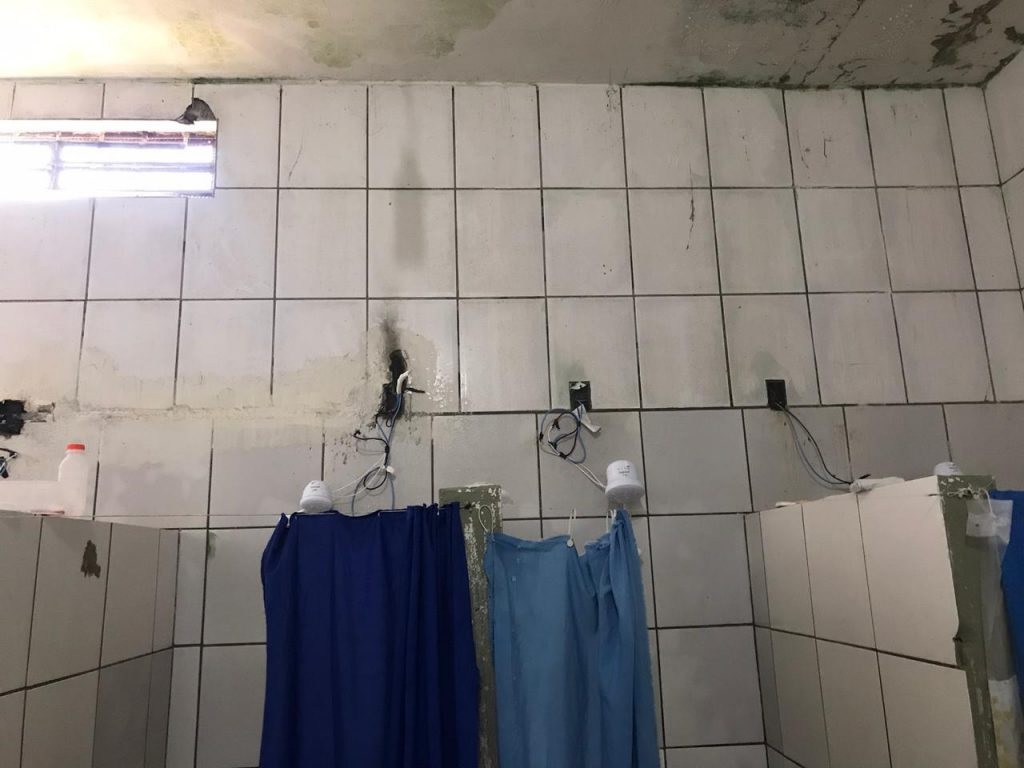 A Unidade Prisional apresenta problemas elétricos nos banheiros