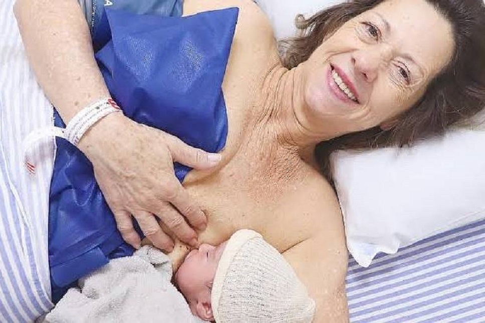 Ana Maria, 61, que deu à luz ao pequeno Ian, amamenta o filho ainda no hospital