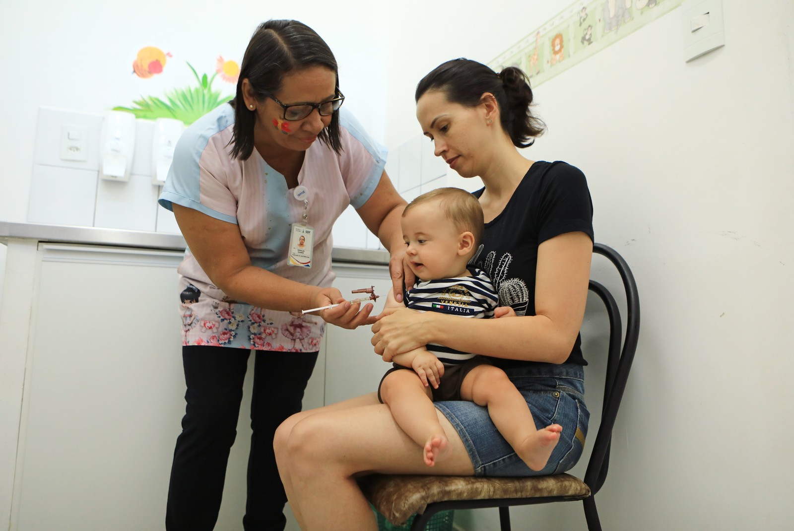 Criança recebe Tríplice Viral contra sarampo, caxumba e rubéola