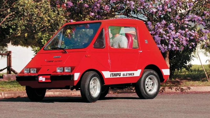 Em 1974 João Conrado do Amaral Gurgel, fundador da montadora nacional Gurgel Motores S/A, apresentou o Itaipu, o primeiro carro elétrico da América Latina.