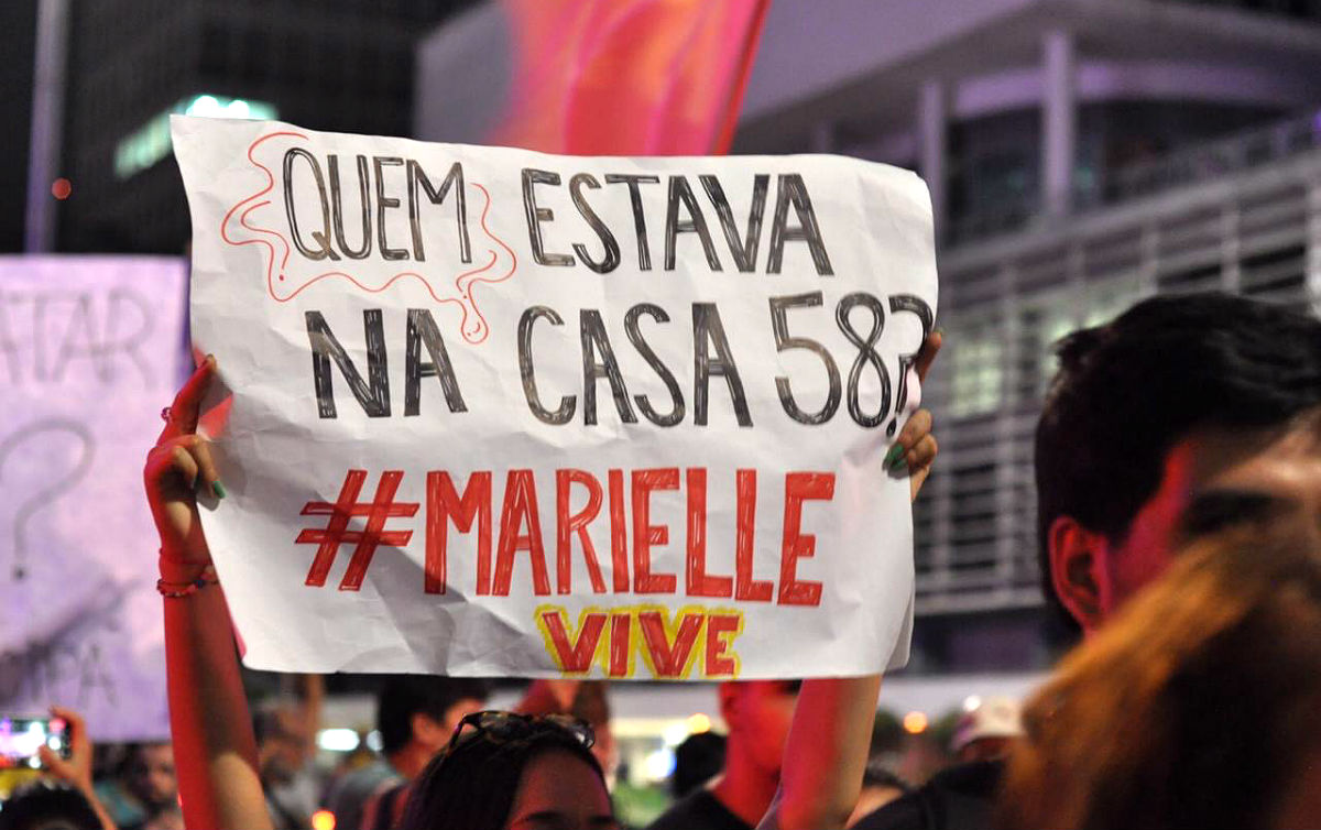 Enquanto o pai intervém nas investigações do caso Marielle, filho Eduardo ameaça reprimir manifestações