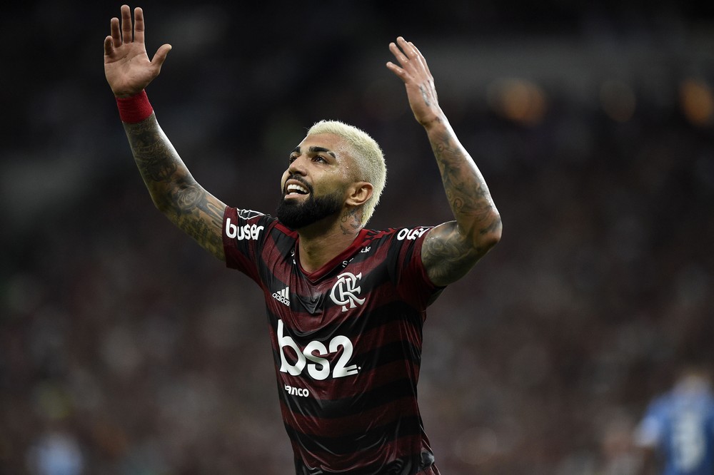 Gabigol abre os braços e comemora um dos gols na semifinal da Libertadores contra o Grêmio