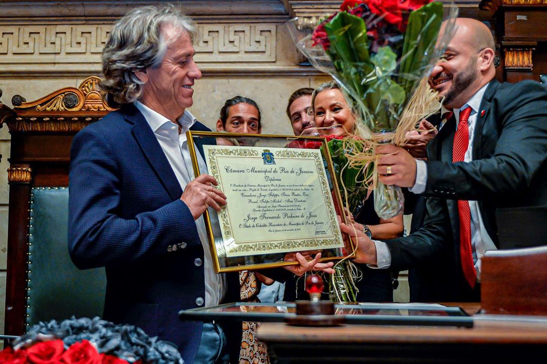 Jorge Jesus recebendo o prêmio na Alerj
