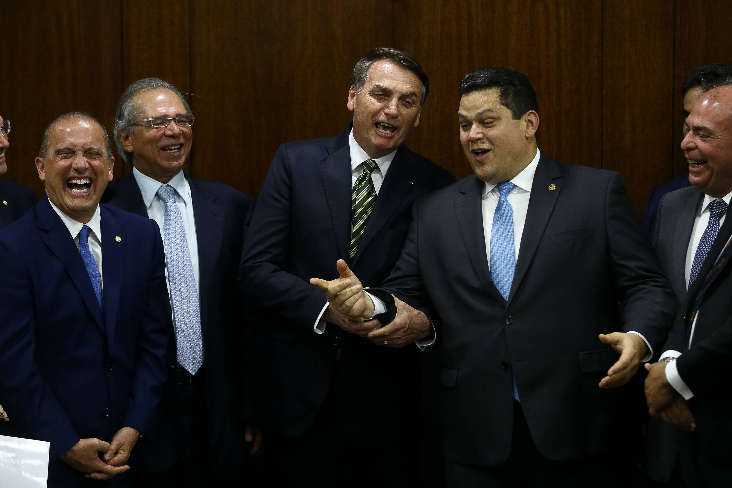 Onyx Lorenzoni (Casa Civil), Paulo Guedes (Economia), Jair Bolsonaro e Davi Alcolumbre (DEM-AP) em ato de entrega do pacote econômico do governo ao Senado