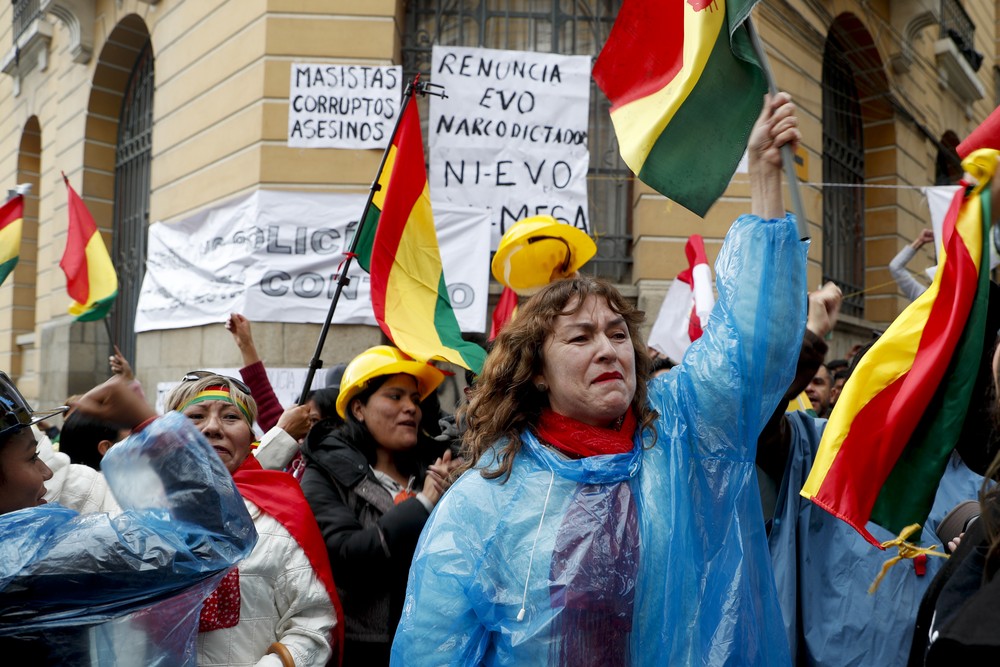 Opositores de Evo vão às ruas em La Paz para comemorar "renúnci"