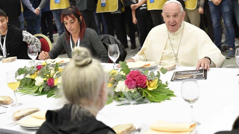 Papa Francisco almoça com os pobres