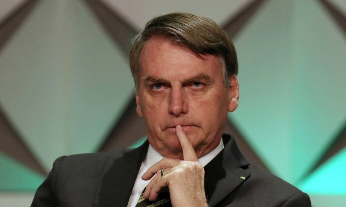 Presidente Jair Bolsonaro em fogo cruzado