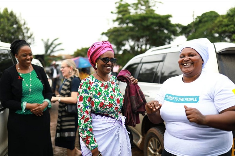 “Quando pessoas e comunidades têm poder e domínio sobre suas escolhas e decisões, as mudanças acontecem”, disse Winnie Byanyima (esquerda), diretora-executiva do UNAIDS.
