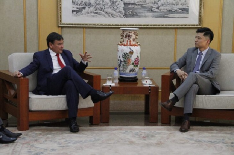 Wellington Dias em negociações com o ministro conselheiro da China, Qu Yaneipara
