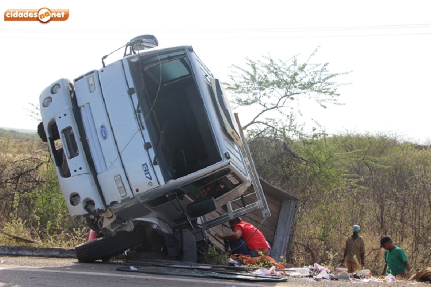 Acidente envolvendo Hilux e caminhão