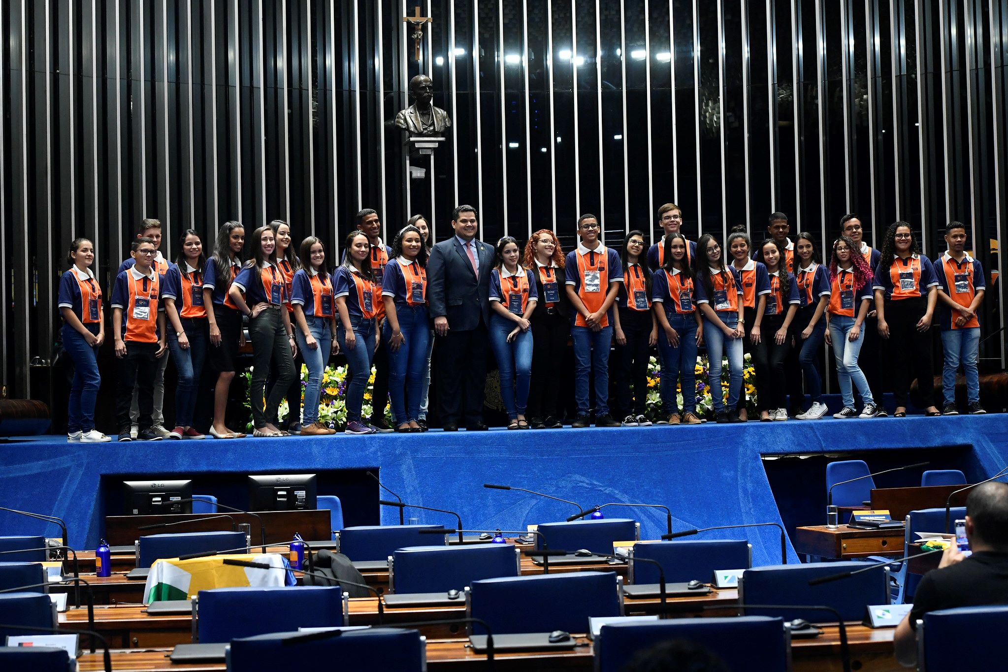 Davi Alcolumbre posa para foto com jovens senadores