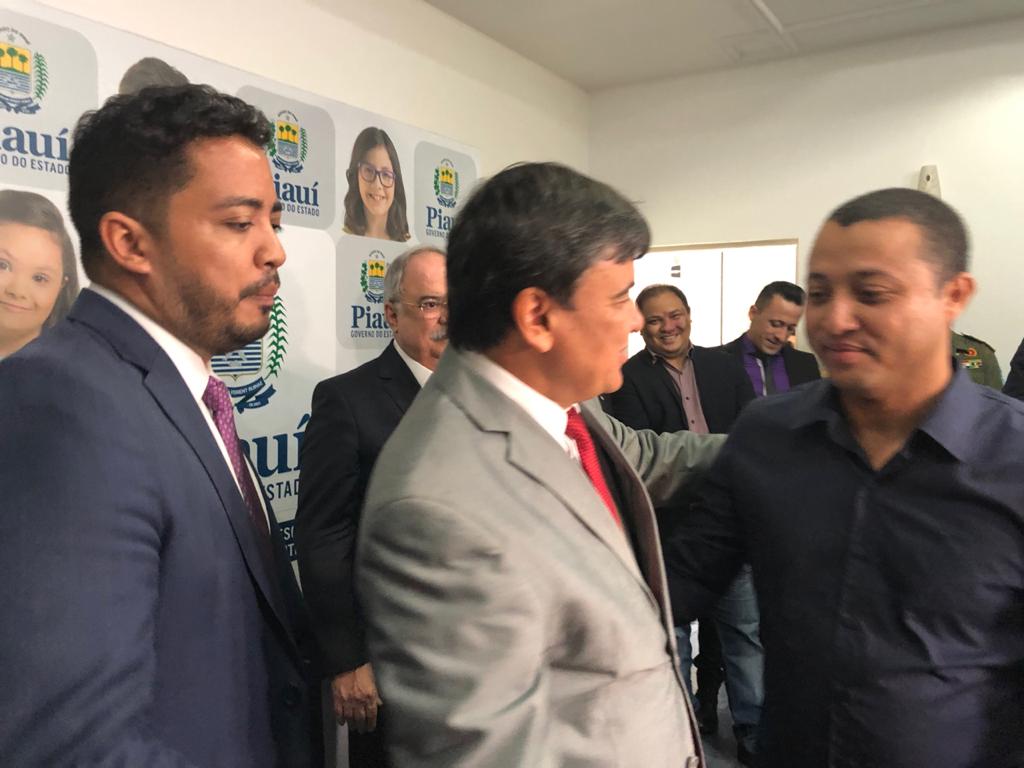 Governador Wellington Dias cumprimento o policial penal, Pedro Rafael Mendes