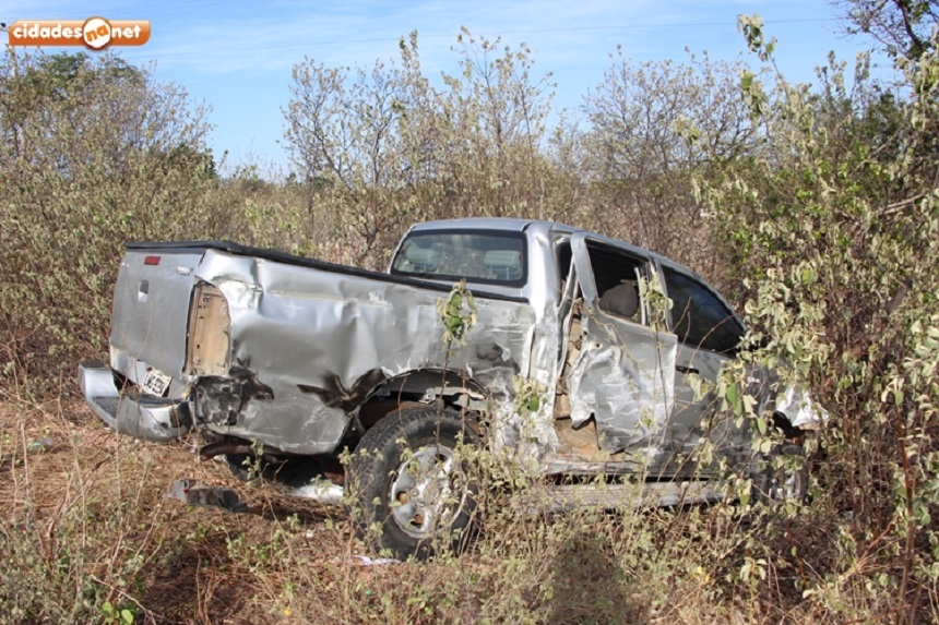 Hilux ficou parcialmente destruída no acidente