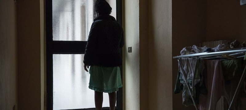 Menina nigeriana, grávida de gêmeos após ser forçada a se prostituir após sua chegada à Itália pela rota do Mar Mediterrâneo
