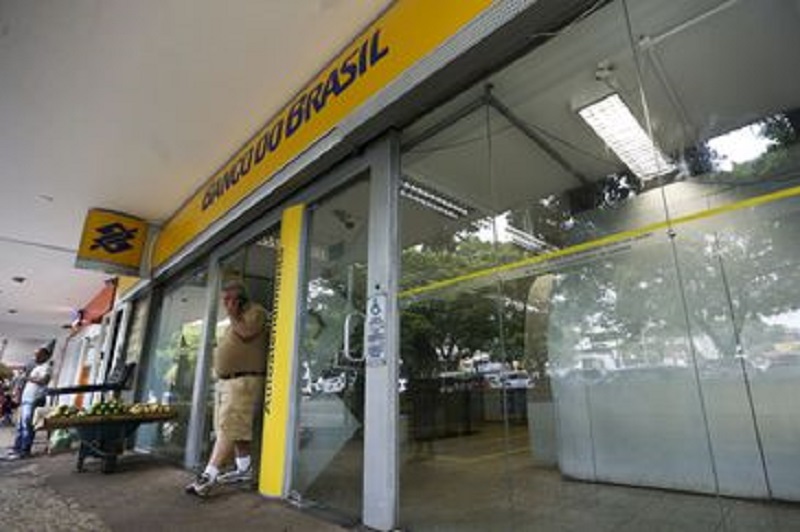 O Banco do Brasil anunciou que dispensará os clientes da tarifa em 2020. Segundo a instituição financeira, a isenção tem como objetivo fortalecer a relação com os clientes