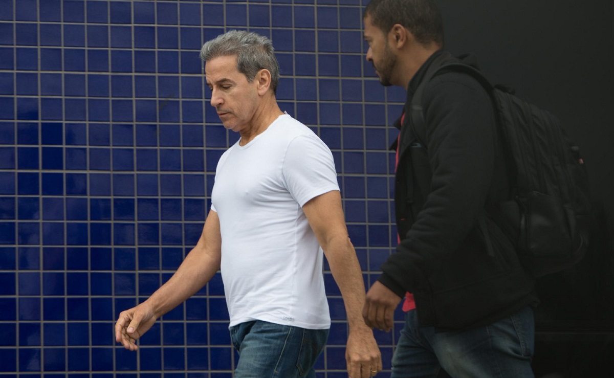 O ex-senador Luiz Estevão (camiseta branca) chega à Superintendência da Polícia Federal, em São Paulo, em setembro de 2014