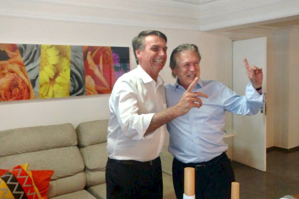 O presidente da sigla, Luciano Bivar, e o presidente Jair Bolsonaro, que deixou o partido
