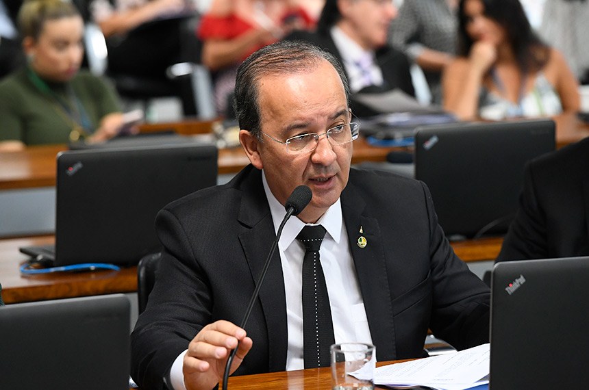O relator, senador Jorginho Mello defende aprovação da proposta que dá direito a meia-entrada para professores