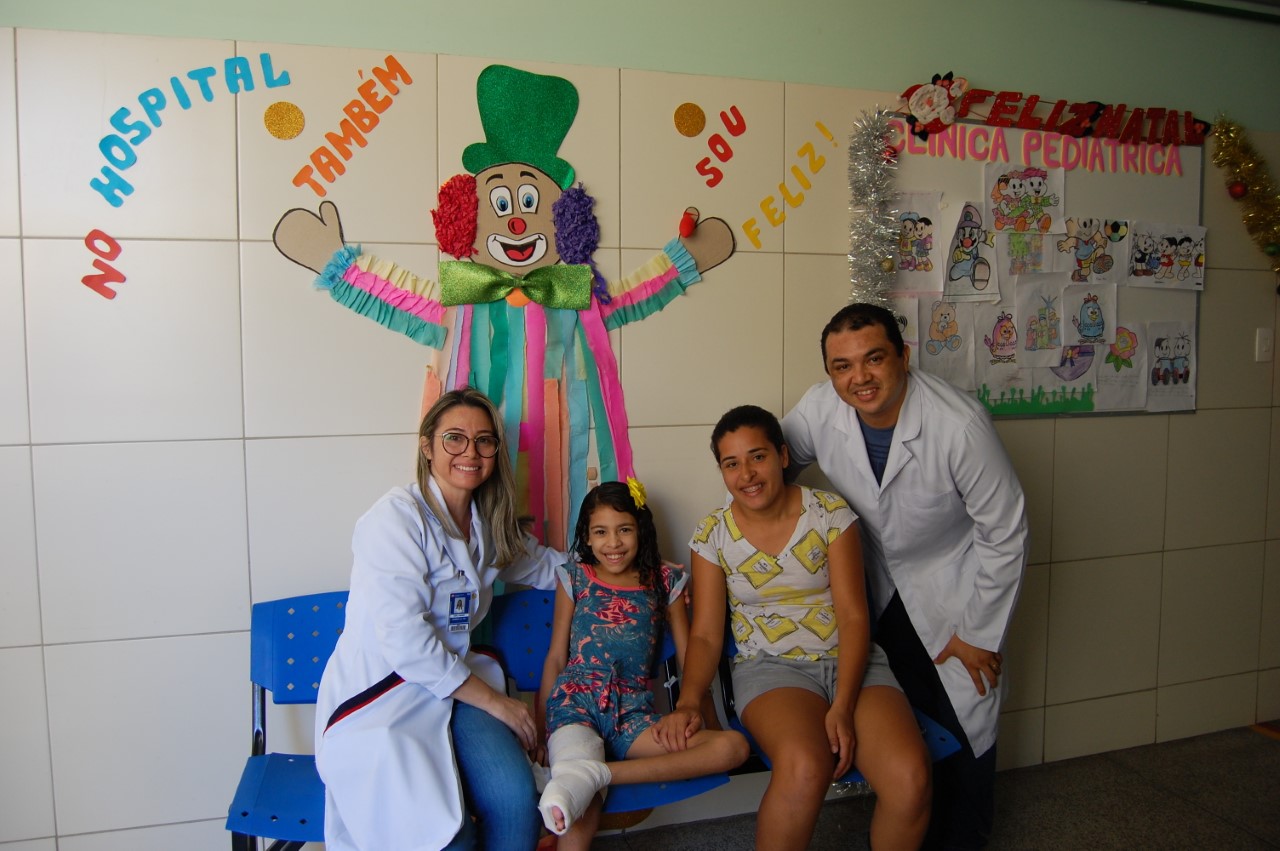 O setor de pediatria conta com 34 leitos e 54 profissionais, entre médicos e enfermeiros, que atendem especialidades como clínica e cirurgia pediátrica, ortopedia e cirurgia plástica