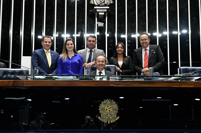 Parlamentares fazem foto comemorativa à aprovação do PL Complementar 55/2019 Fonte: Agência Senado