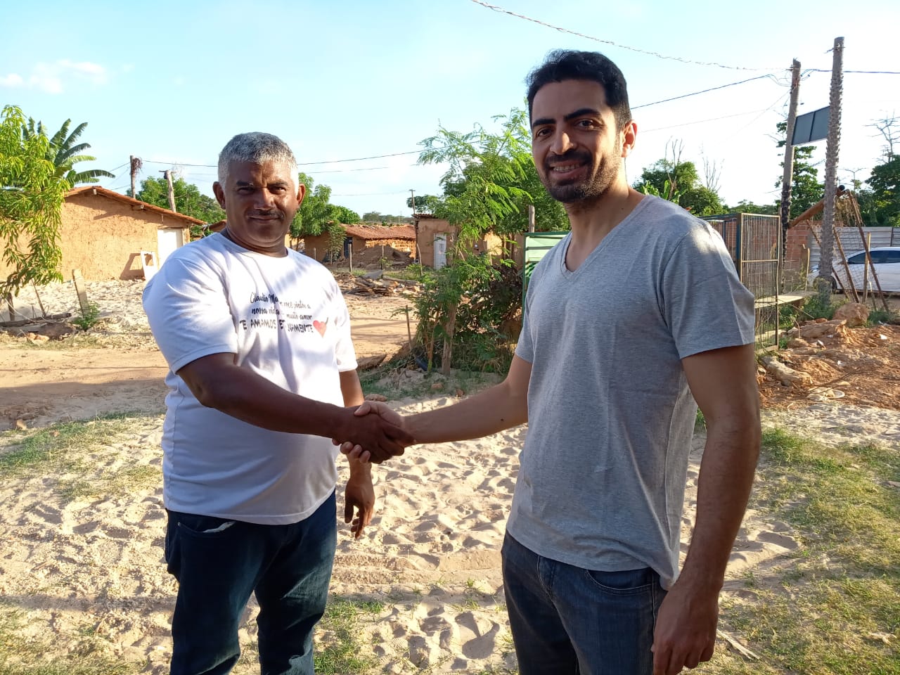 Paulo Vieira recebendo doação de cestas básicas do Obstetra Ricardo Henrique, para a comunidade