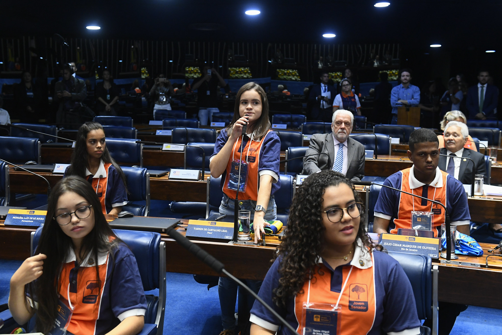 Yasmim Leal é observada pelos senadores Elmano Férrer e Jaques Wagner