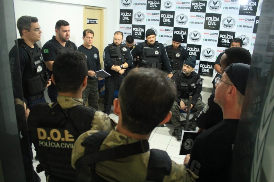 A Polícia Civil do Piauí, por meio da Divisão de Capturas , com apoio de diversas unidades policiais, desencadeou a Operação “THE” nas cidades de Teresina e Maranhão