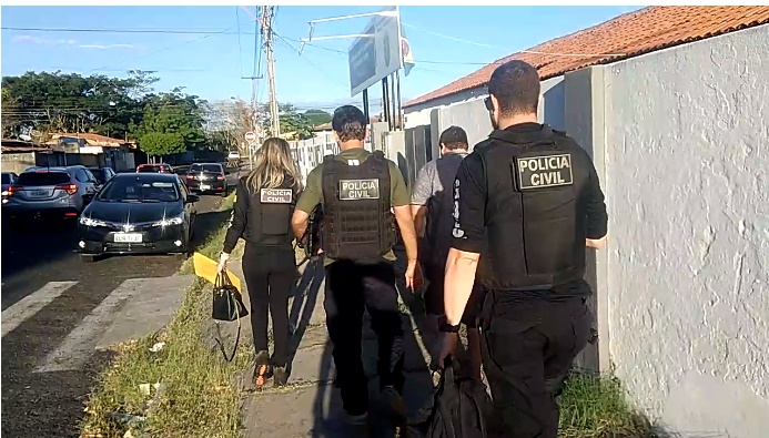 Ação dos policiais civis na "Operação Fraudulenti" que prendeu oitos policiais militares no Estado.