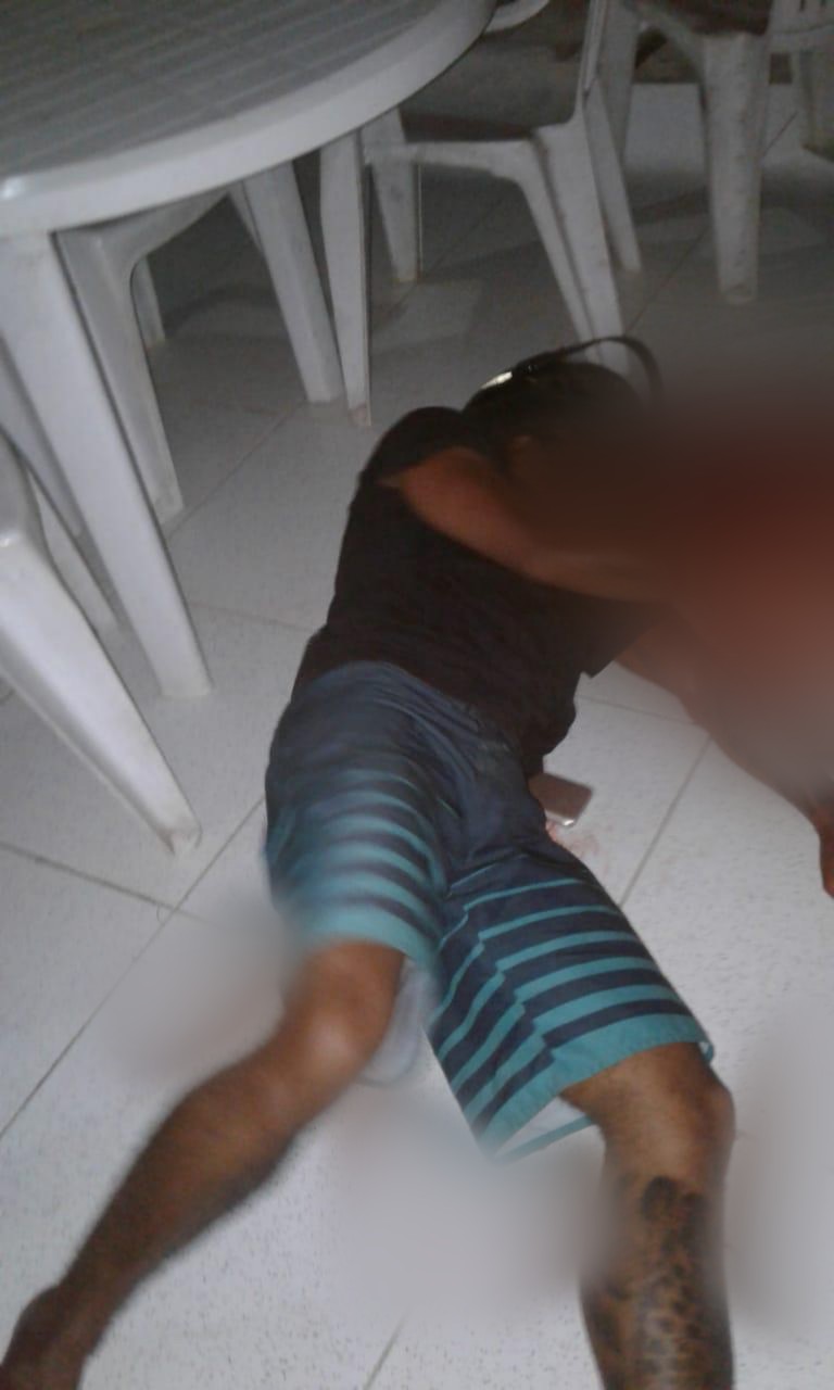 Assaltante leva tiro de dono de bar