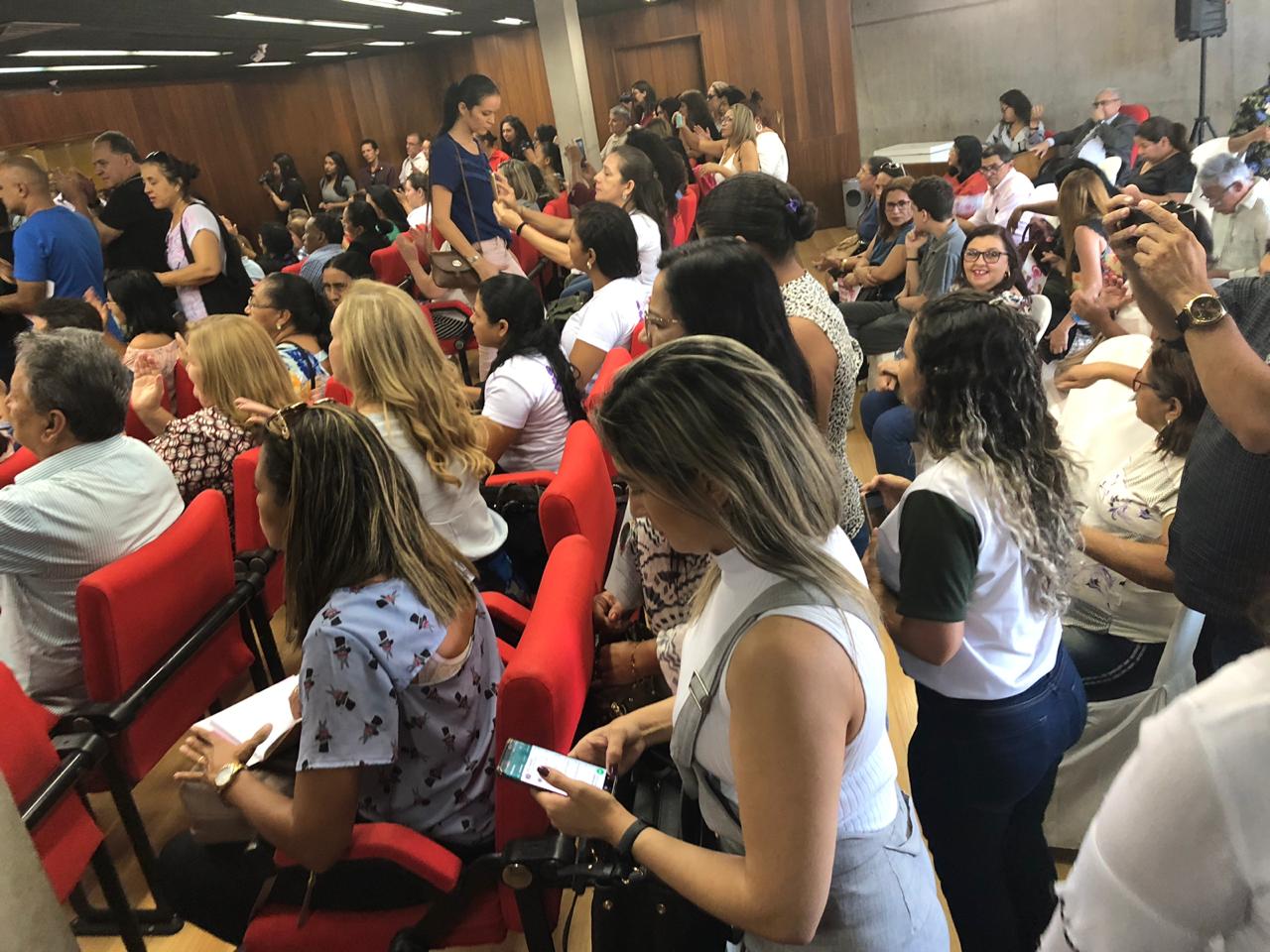 Assembleia lota na entrega do título a Maria da Penha