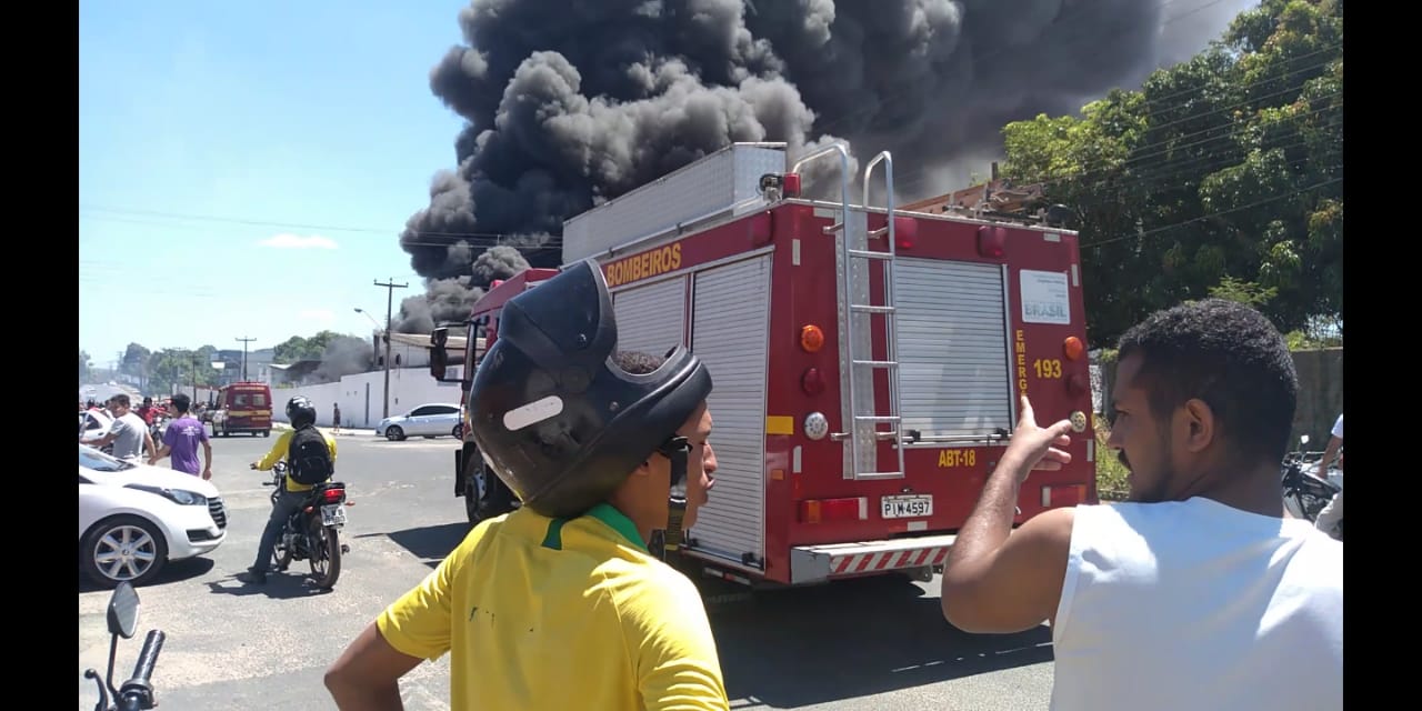 Carro de Bombeiro no momento da chegado ao incêndio no Sacy